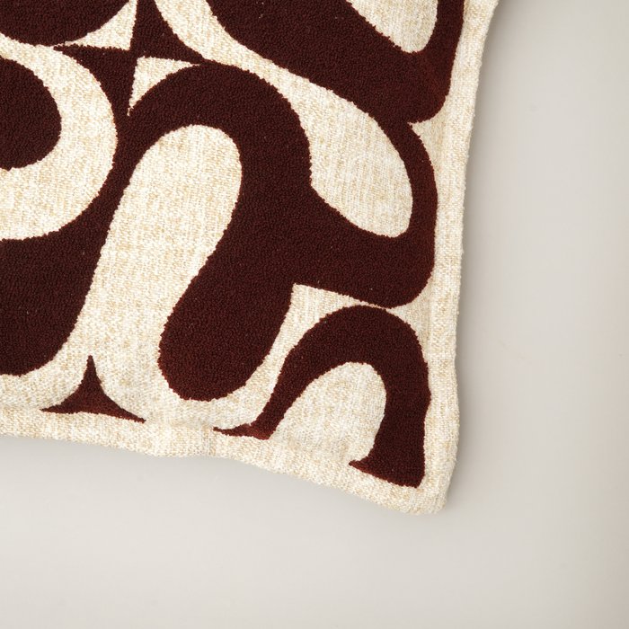 Beige bordeaux kussen met organisch patroon
