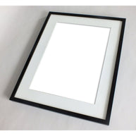 Moderne zwart-witte lijstfoto in houten frame – stijlvolle wanddecoratie van Queence.