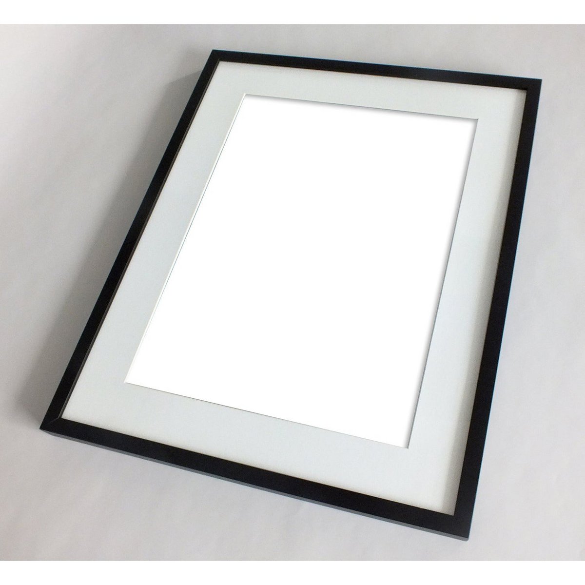 Moderne zwart-witte lijstfoto in houten frame – stijlvolle wanddecoratie van Queence.