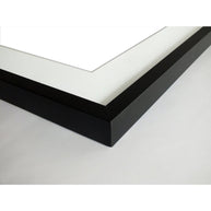 Moderne zwart-witte lijstfoto in houten frame – stijlvolle wanddecoratie van Queence.