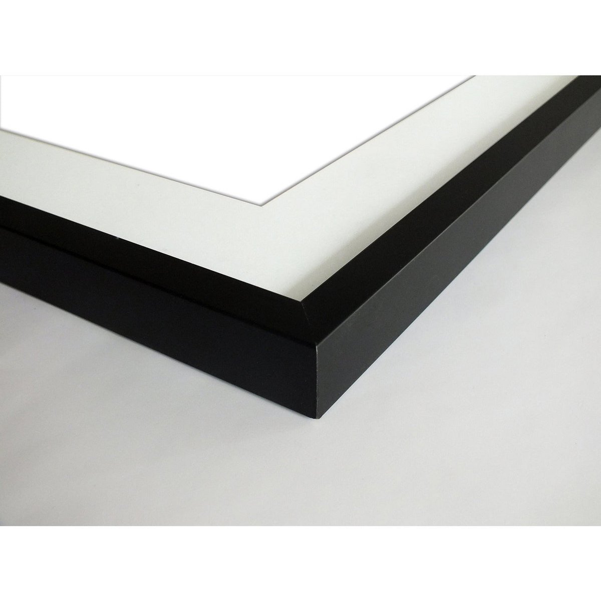 Moderne zwart-witte lijstfoto in houten frame – stijlvolle wanddecoratie van Queence.