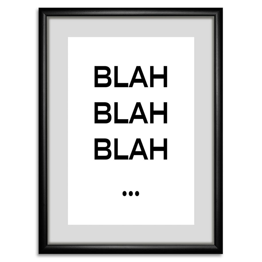 Zwart-witte lijstfoto “Blah!” in houten frame – moderne wanddecoratie van Queence.