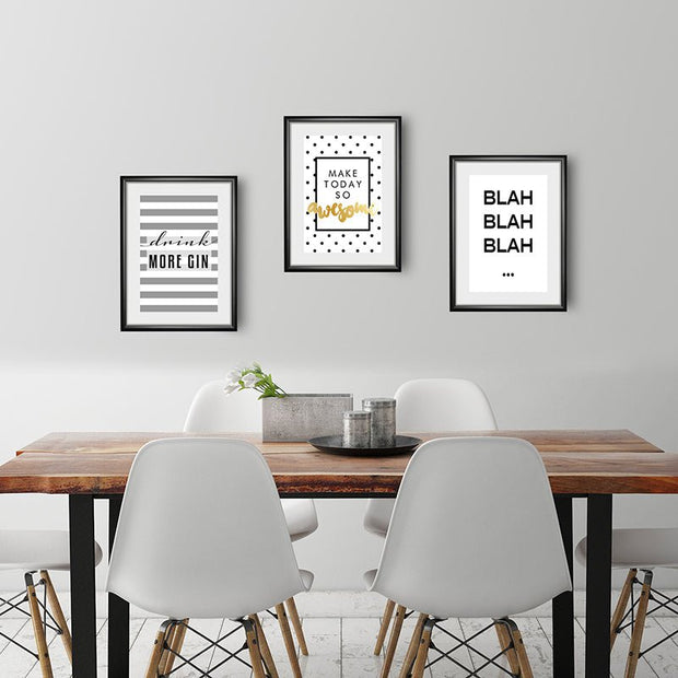 Zwart-witte lijstfoto “Blah!” in houten frame – moderne wanddecoratie van Queence.