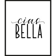 Zwart-witte lijstfoto “Ciao Bella” in houten frame – stijlvolle wanddecoratie van Queence.