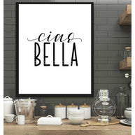 Zwart-witte lijstfoto “Ciao Bella” in houten frame – stijlvolle wanddecoratie van Queence.