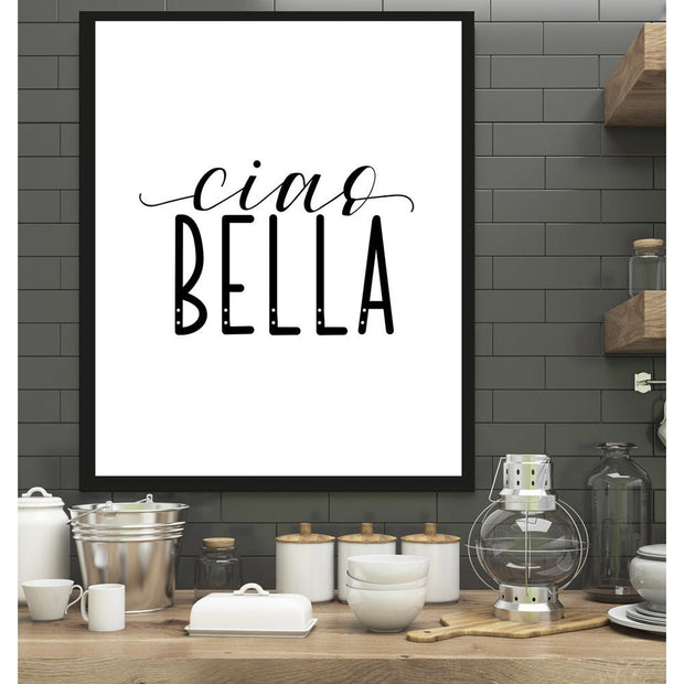 Zwart-witte lijstfoto “Ciao Bella” in houten frame – stijlvolle wanddecoratie van Queence.