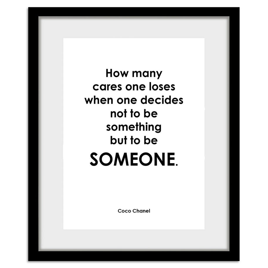 Zwart-witte lijstfoto “Hoeveel zorgen” in houten frame – stijlvolle wanddecoratie van Queence.