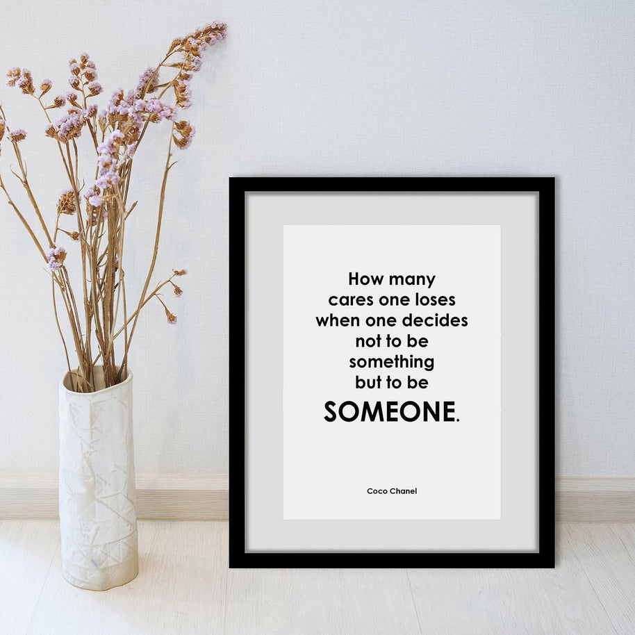 Zwart-witte lijstfoto “Hoeveel zorgen” in houten frame – stijlvolle wanddecoratie van Queence.