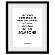 Zwart-witte lijstfoto “Hoeveel zorgen” in houten frame – stijlvolle wanddecoratie van Queence.