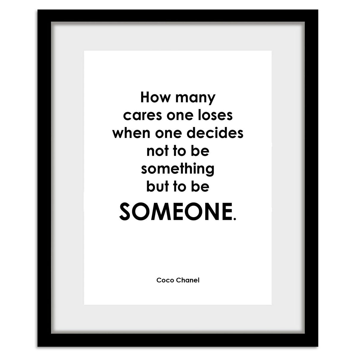 Zwart-witte lijstfoto “Hoeveel zorgen” in houten frame – stijlvolle wanddecoratie van Queence.