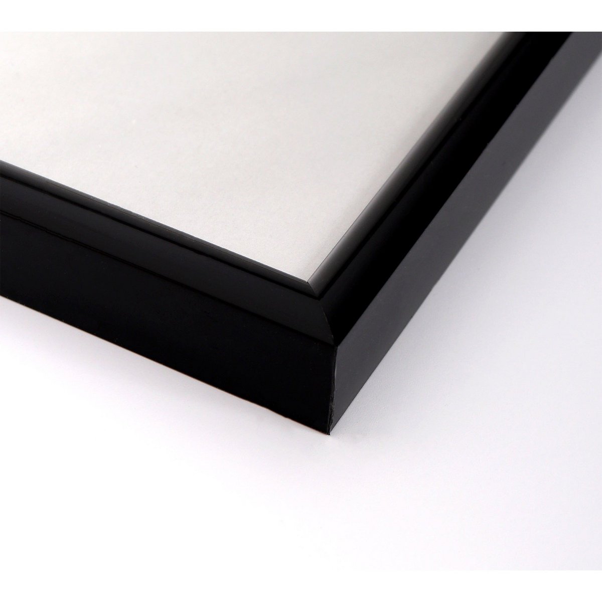 Zwart-witte lijstfoto “Hoeveel zorgen” in houten frame – stijlvolle wanddecoratie van Queence.