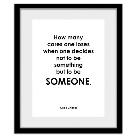 Zwart-witte lijstfoto “Hoeveel zorgen” in houten frame – stijlvolle wanddecoratie van Queence.