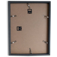 Zwart-witte lijstfoto “Hoeveel zorgen” in houten frame – stijlvolle wanddecoratie van Queence.