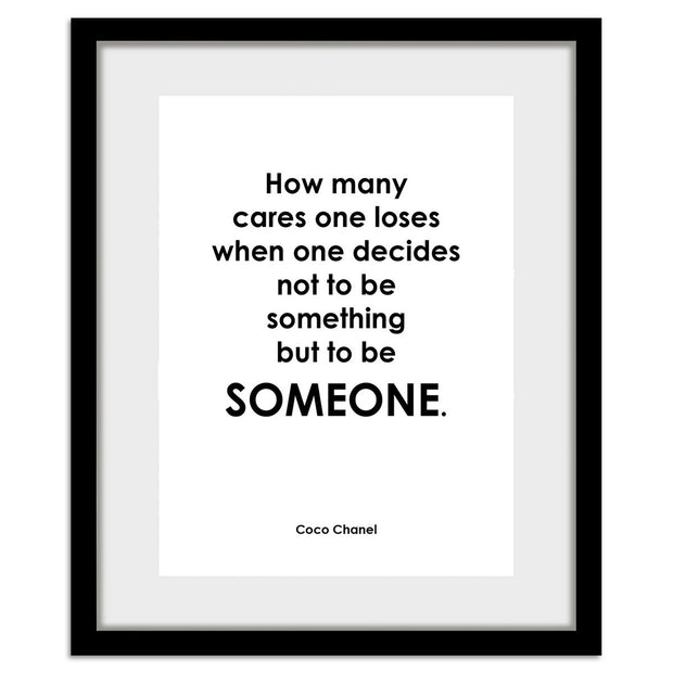 Zwart-witte lijstfoto “Hoeveel zorgen” in houten frame – stijlvolle wanddecoratie van Queence.