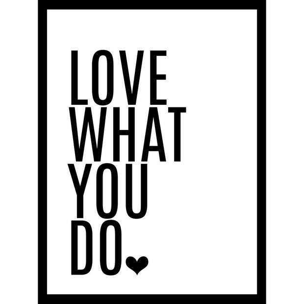 Zwart-witte lijstfoto “Ik hou van wat je doet” in houten frame – stijlvolle wanddecoratie van Queence.