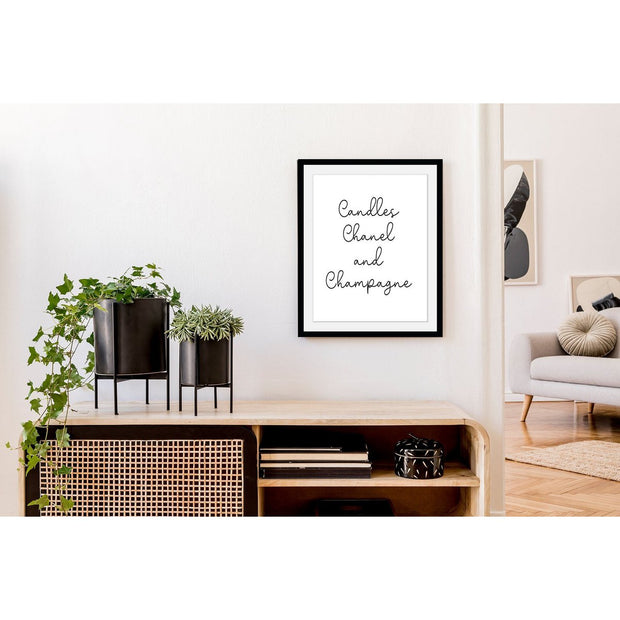 Zwart-witte lijstfoto “Kaarsen en champagne” in houten frame – stijlvolle wanddecoratie van Queence