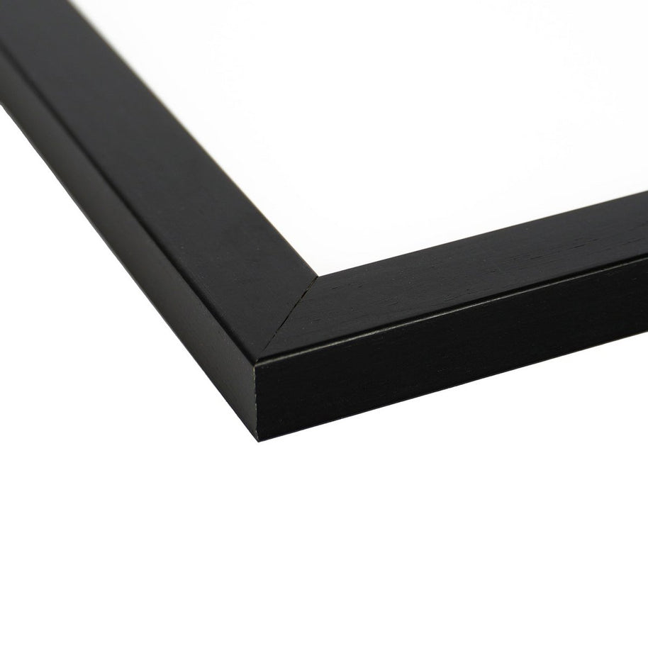 Zwart-witte lijstfoto “Kaarsen en champagne” in houten frame – stijlvolle wanddecoratie van Queence