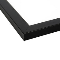 Zwart-witte lijstfoto “Kaarsen en champagne” in houten frame – stijlvolle wanddecoratie van Queence