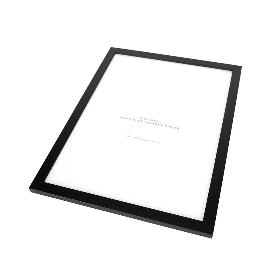 Zwart-witte lijstfoto “Kaarsen en champagne” in houten frame – stijlvolle wanddecoratie van Queence