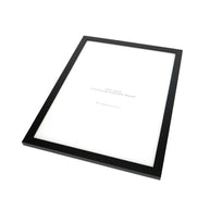 Zwart-witte lijstfoto “Kaarsen en champagne” in houten frame – stijlvolle wanddecoratie van Queence