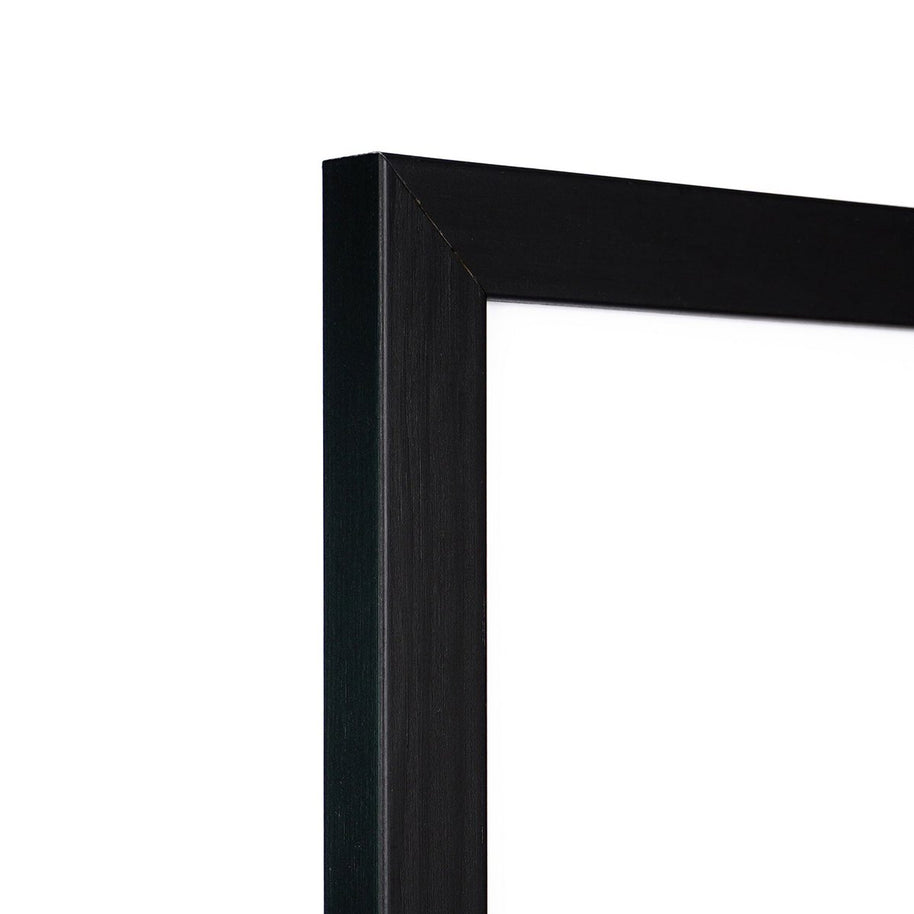 Zwart-witte lijstfoto “Kaarsen en champagne” in houten frame – stijlvolle wanddecoratie van Queence