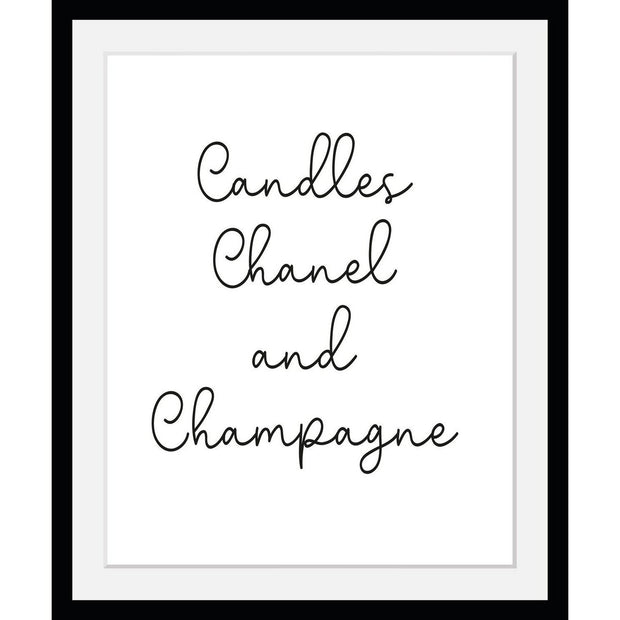 Zwart-witte lijstfoto “Kaarsen en champagne” in houten frame – stijlvolle wanddecoratie van Queence