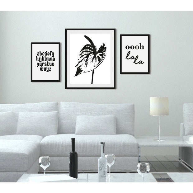 Zwart-witte lijstfoto “Oh La La” in houten frame – stijlvolle wanddecoratie van Queence.