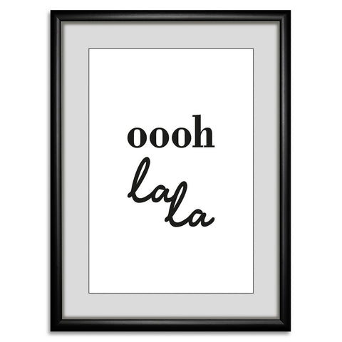 Zwart-witte lijstfoto “Oh La La” in houten frame – stijlvolle wanddecoratie van Queence.