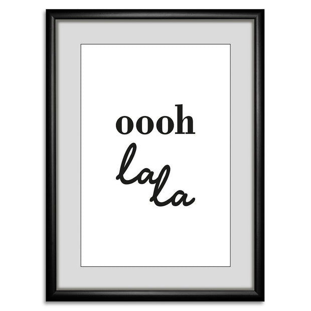 Zwart-witte lijstfoto “Oh La La” in houten frame – stijlvolle wanddecoratie van Queence.