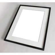 Zwart-witte lijstfoto “Wijn niet?” in houten frame met glas – stijlvolle wanddecoratie van Queence.