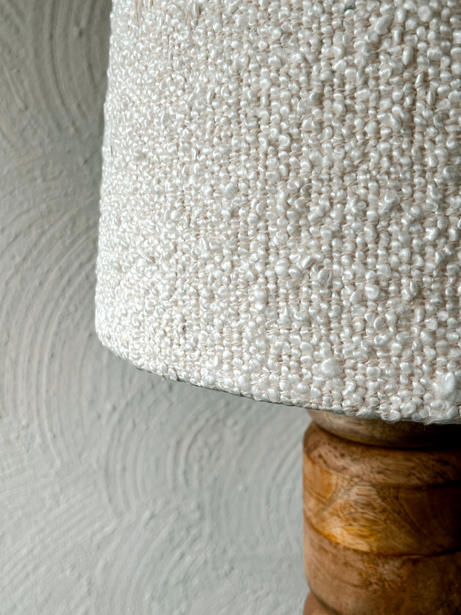 TRENTO tafellamp Mango hout met Boucle kap