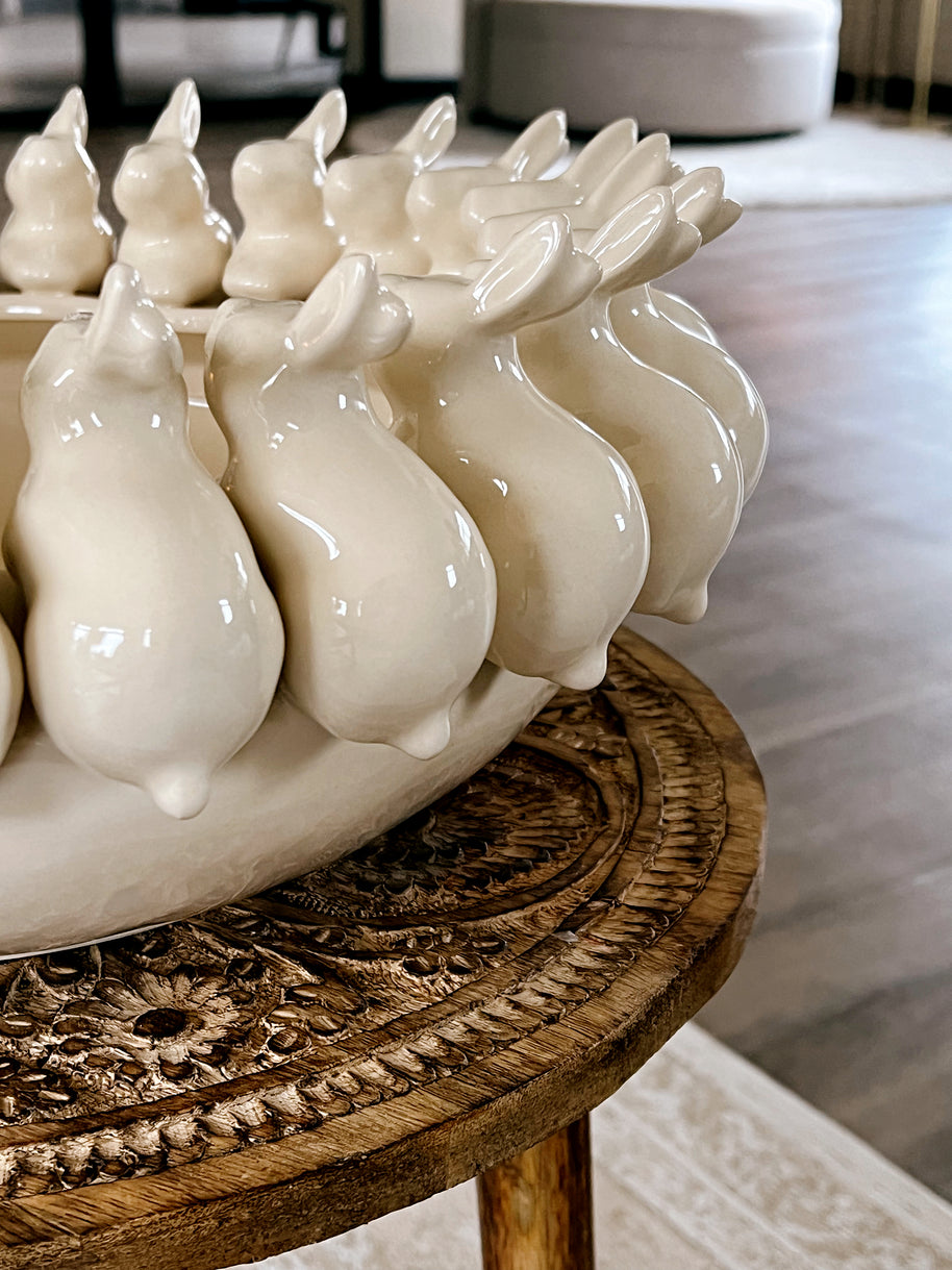 Grote paas schaal van aardewerk met konijnen creme
