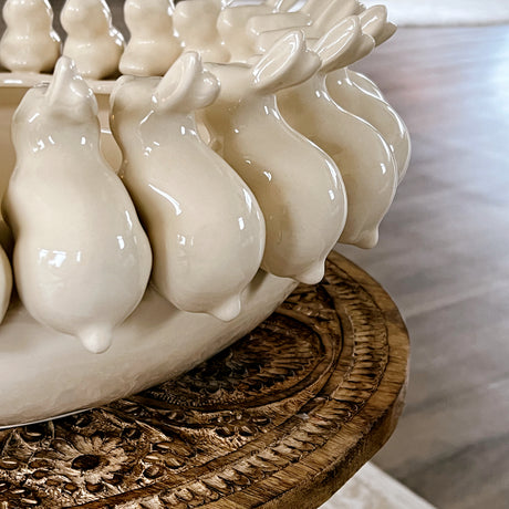 Grote paas schaal van aardewerk met konijnen creme
